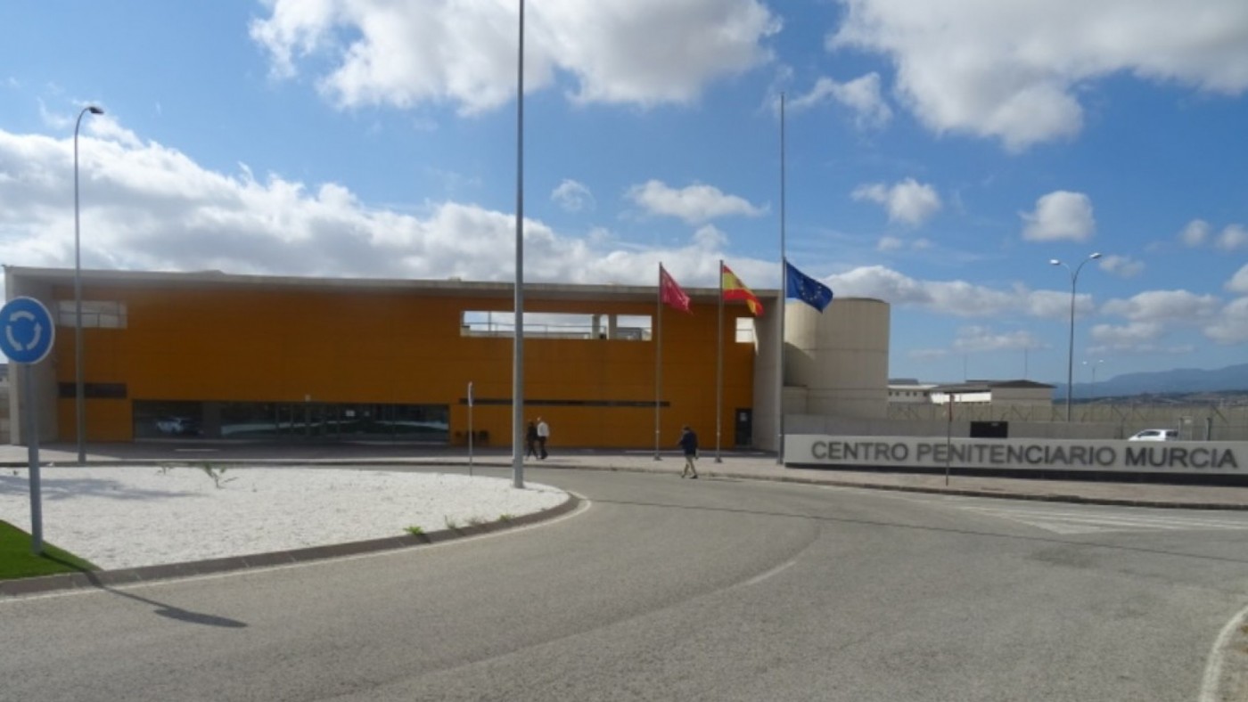 Una mujer que asesinó a una anciana en Elche agrede a dos funcionarias en Campos del Río