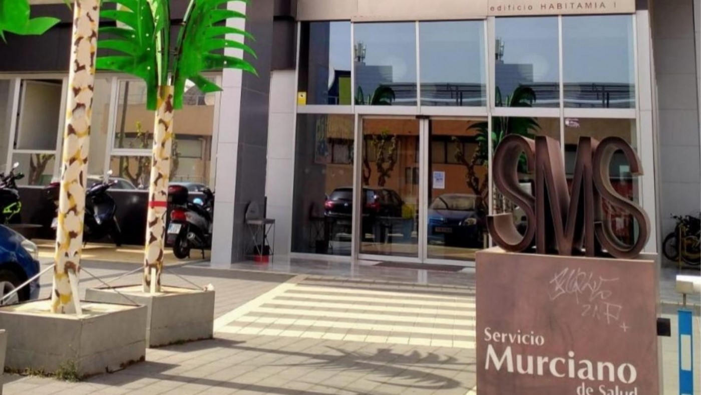 El juez deja en libertad al cirujano acusado del fraude de las prótesis en el SMS