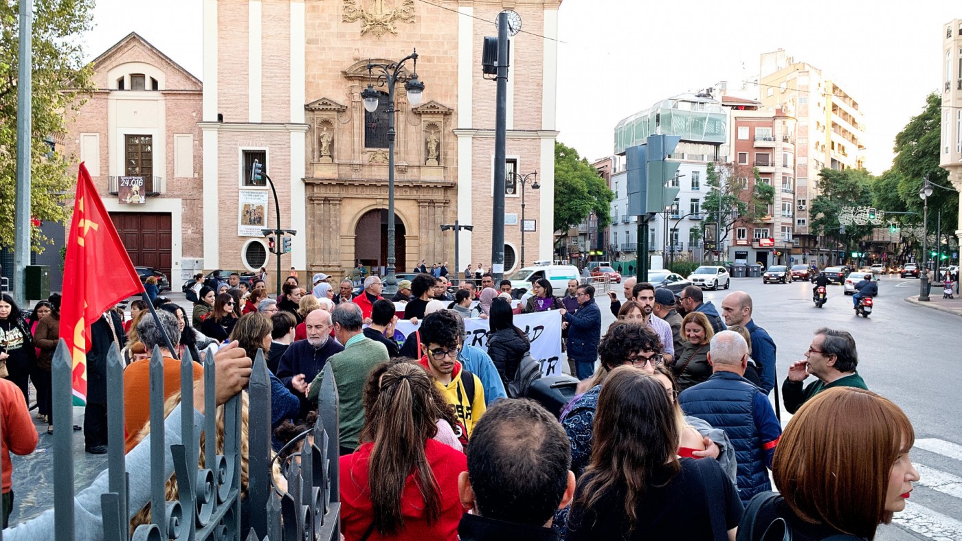 Los manifestantes en el punto de partida de la movilización, junto a la iglesia de El Carmen. ASR