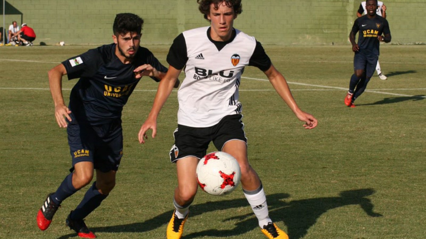 Isi Ros peleando un balón en el partido de ayer.