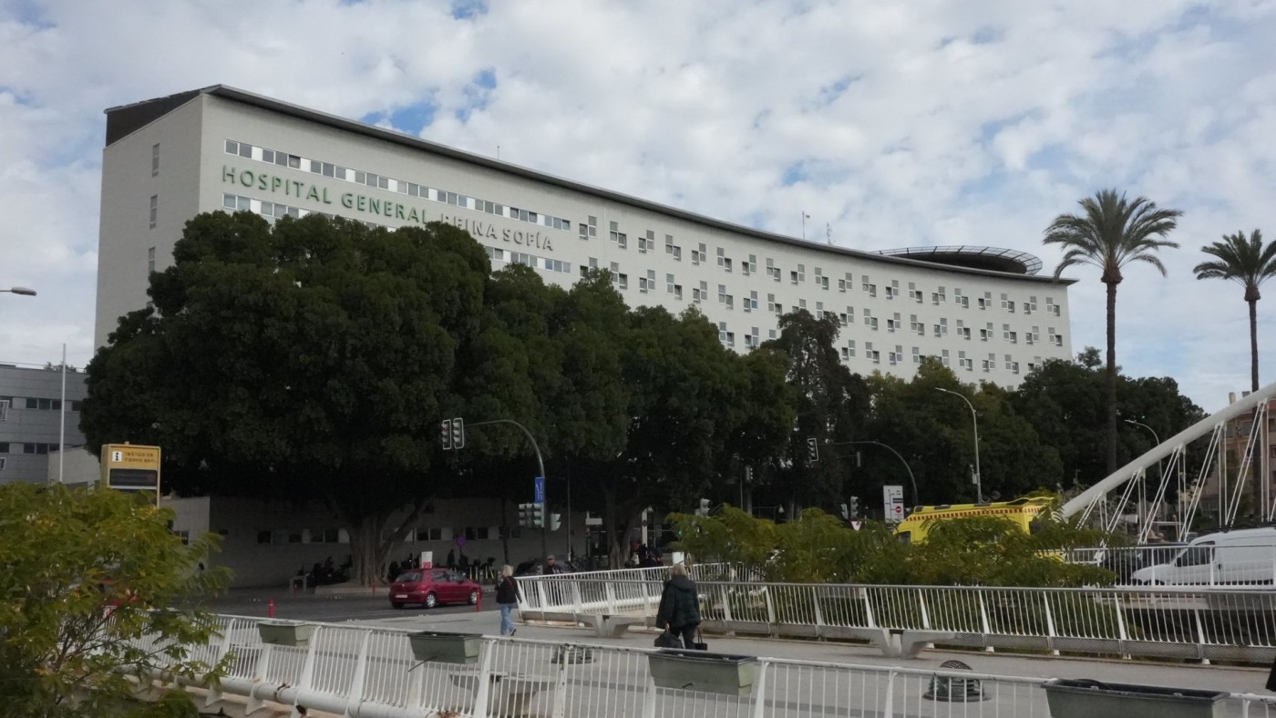 Tres limpiadoras del hospital Reina Sofía denuncian por acoso sexual a un administrativo 