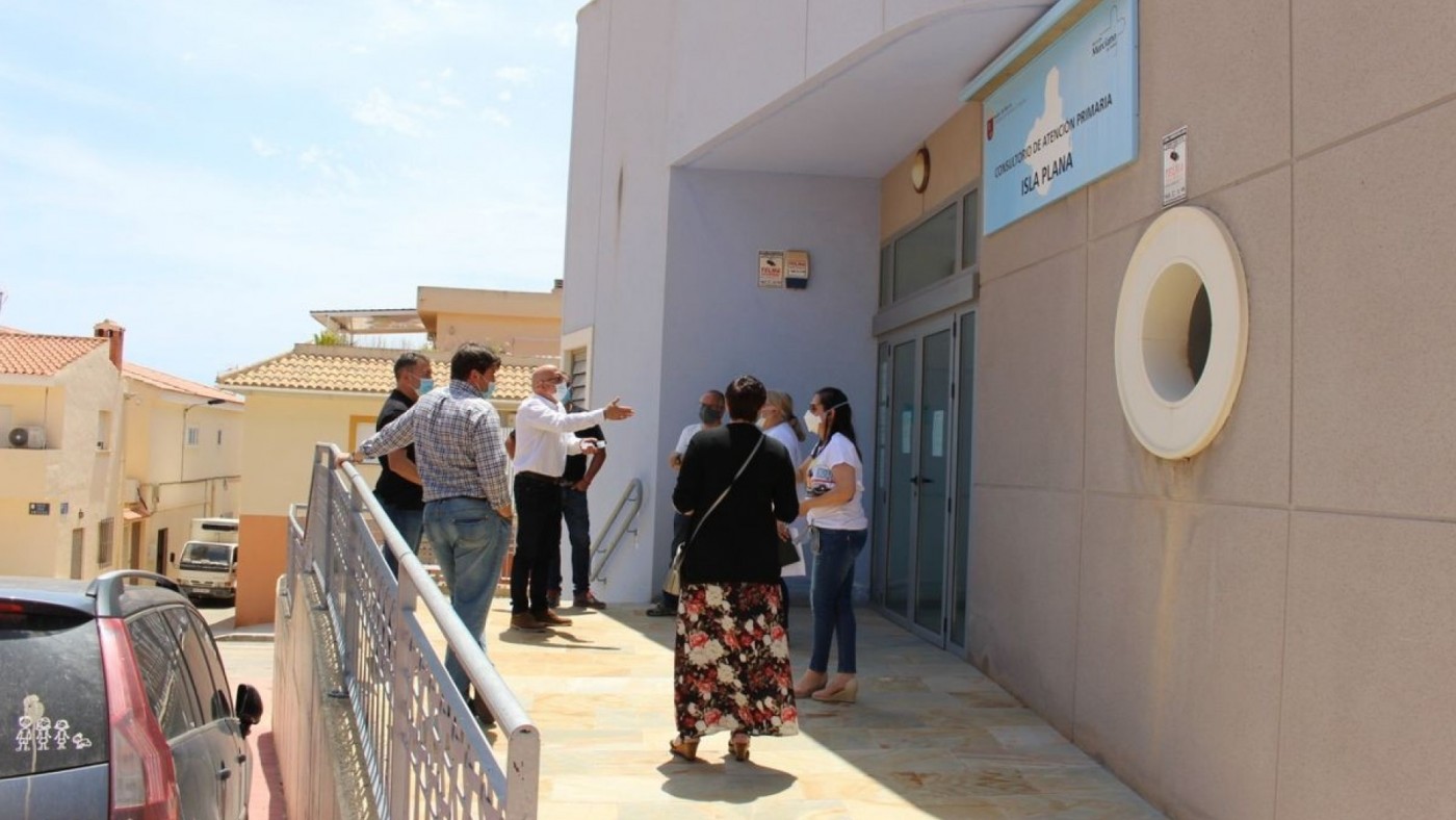 Vecinos de Isla Plana recogen firmas para exigir al SMS que el consultorio abra toda la semana