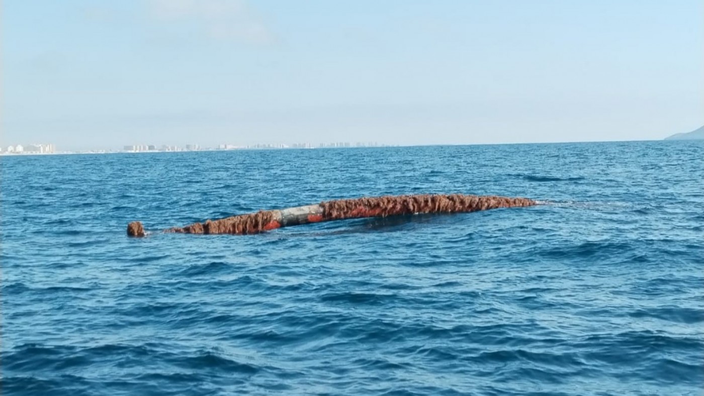 Aparece un emisario submarino semihundido frente a la costa del Monte Blanco en La Manga