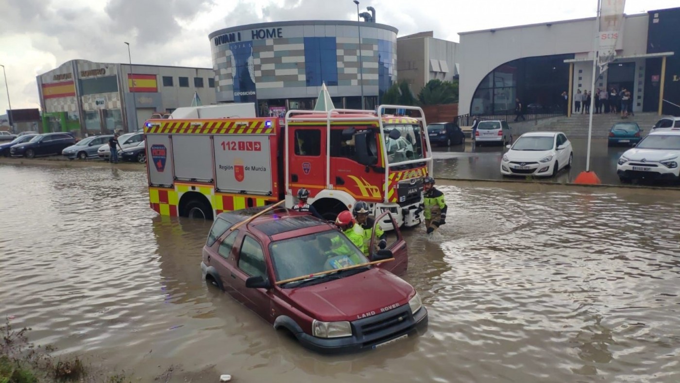 Rescatan al conductor de un vehículo atrapado por el agua en Yecla 