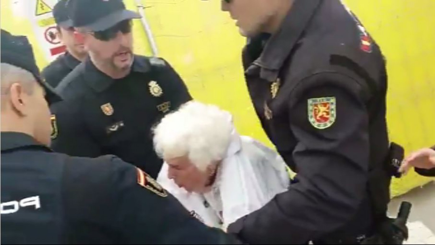 VÍDEO. La Policía desaloja a la abuela de las vías