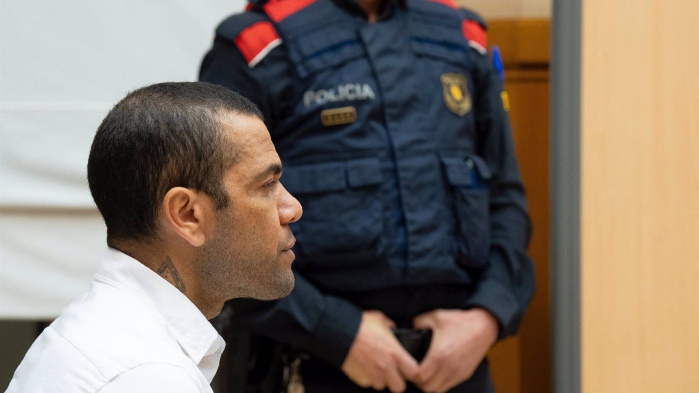 Cuatro años y medio de cárcel para Dani Alves por agredir sexualmente a una joven en Barcelona