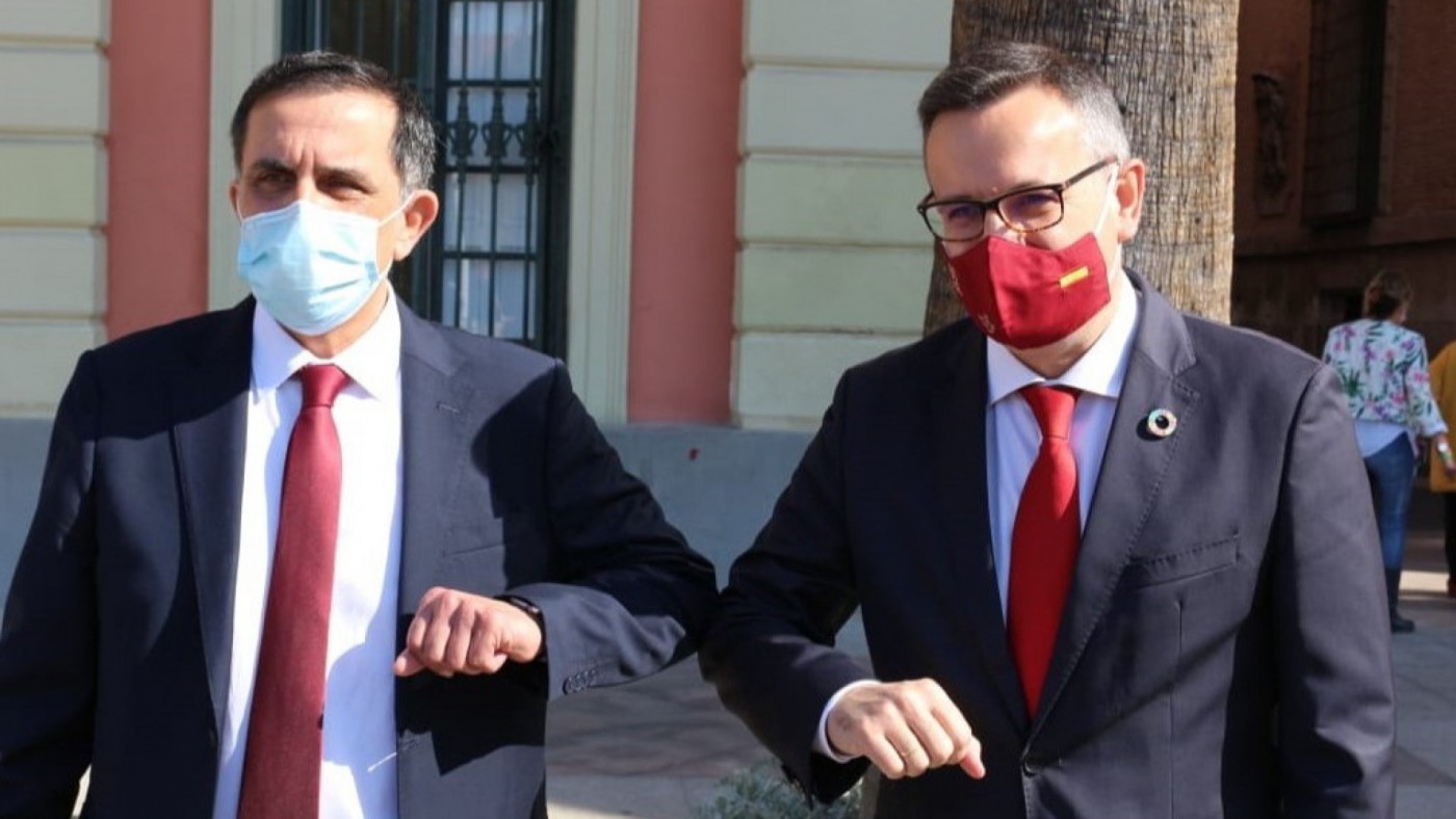Serrano junto Conesa antes del inicio del pleno