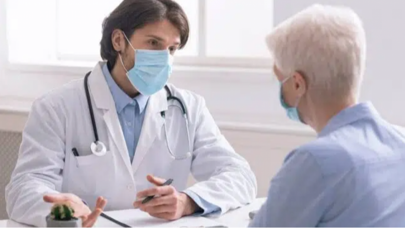 "Esto a veces es un mercado persa para quedarse con los médicos"