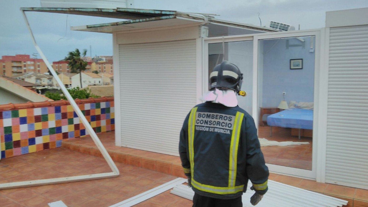 Los Bomberos intervienen en un ático cuyo techo fue levantado por el viento en Mazarrón