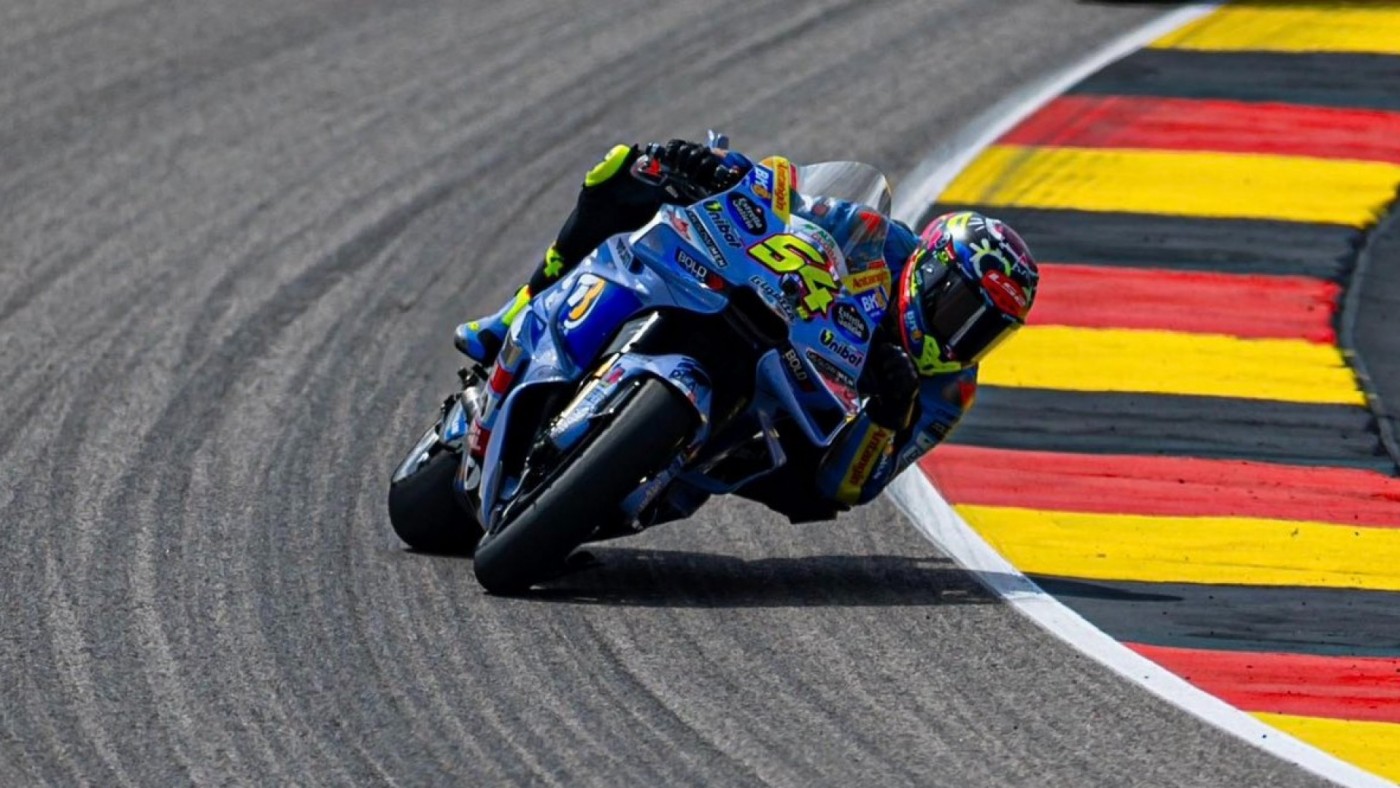 Aldeguer pesca en la locura de Sachsenring y Acosta se va al suelo