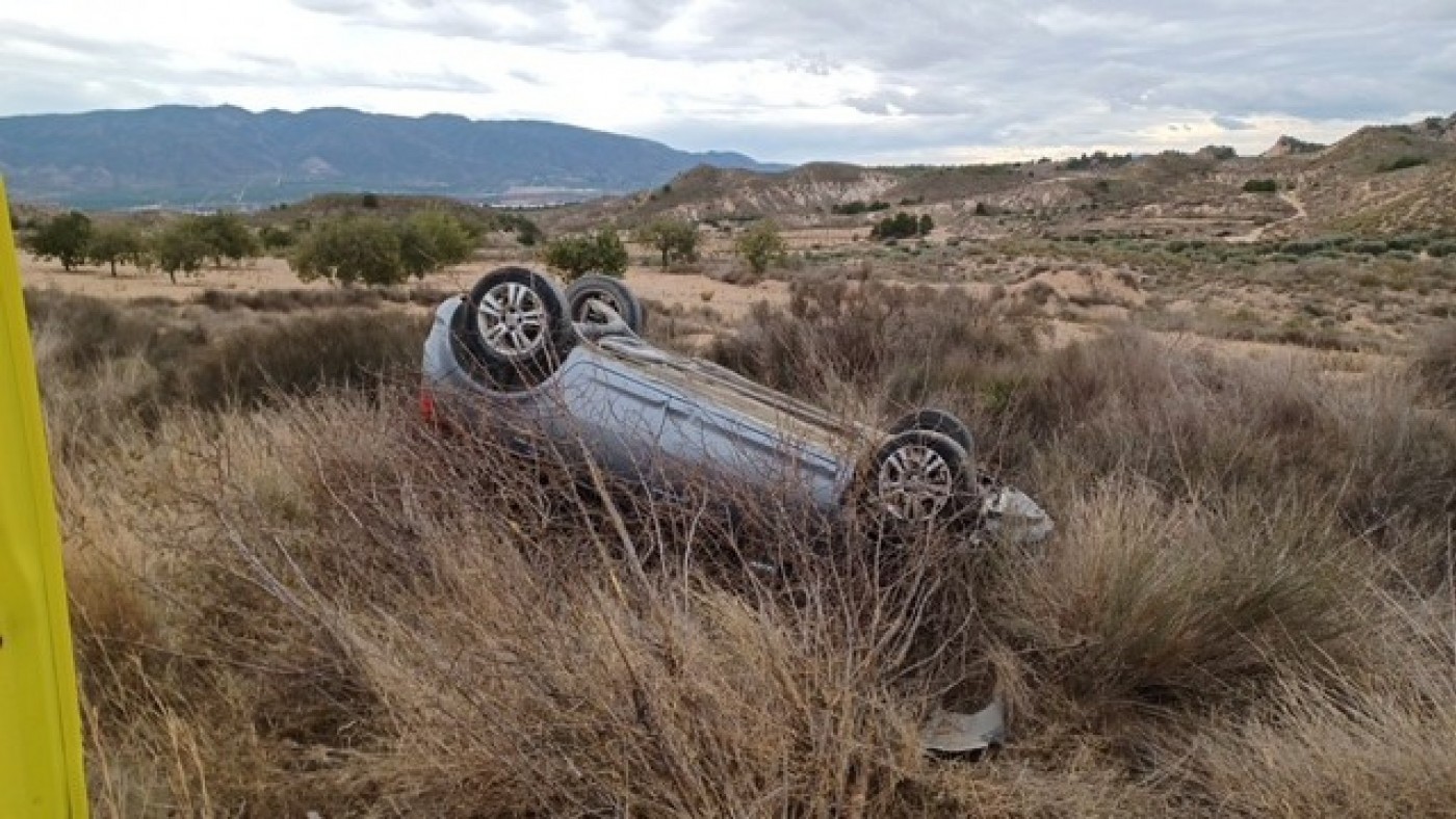 Rescatada la conductora de un vehículo tras volcar en la RM-C19, cerca de Cañada Hermosa, en Murcia