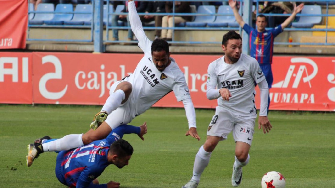 El UCAM Murcia cae 3-2 ante el Extremadura