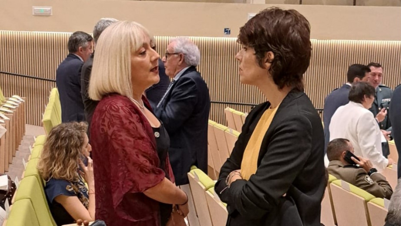 Paqui Sánchez y Teresa Fuentes departen en la UMU. Fuente: CCOO.