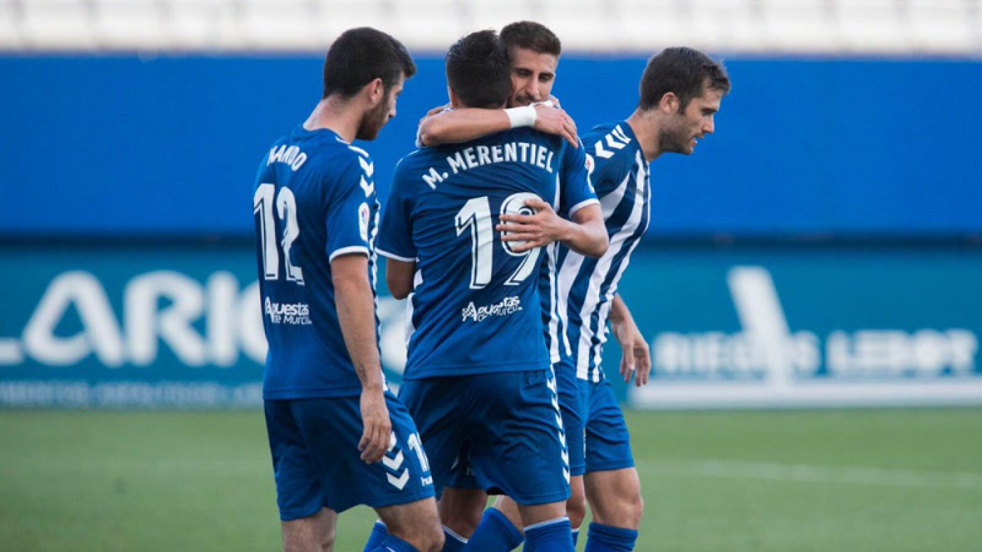 Merentiel (19) y Ojeda (21) abrazándose tras el 1-0 (foto: Lorca FC)