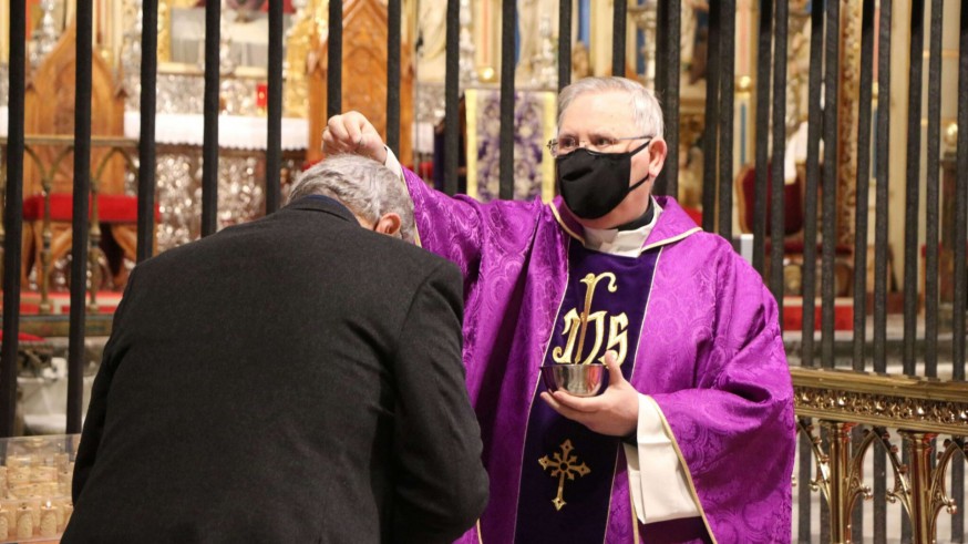 El Obispo impone la ceniza sobre la cabeza de feligrés, esta mañana, en la Catedral. DIÓCESIS DE CARTAGENA