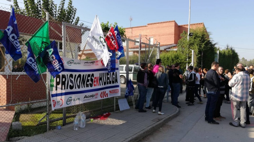 Protesta de los funcionarios de prisiones esta mañana frente a la cárcel de Sangonera