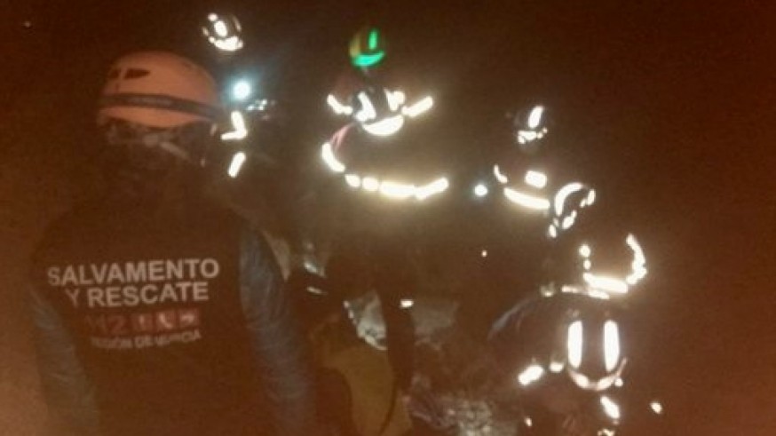 Los bomberos rescatan en plena noche a seis montañeros en la Sierra de Lúgar de Fortuna