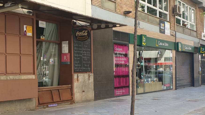 Una cafetería y un comercio cerrados en Murcia. ORM