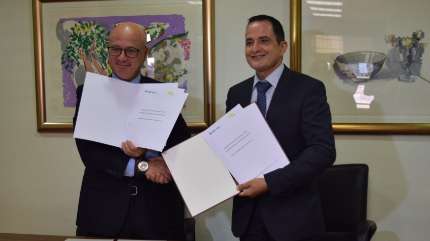 Hernández y el director territorial de Cajamar, Emilio Valencia, suscriben un convenio para ayudar a la internacionalización