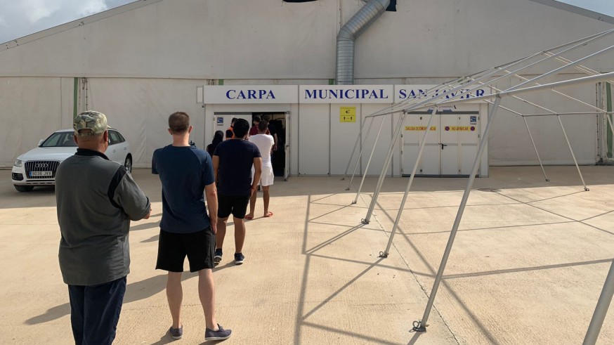 Cola para hacerse la prueba de antígenos en San Javier esta mañana. Foto: ORM