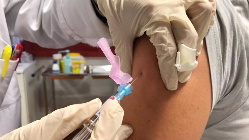 Los expertos coinciden en que la gripe será más intensa este año y convivirá con el COVID