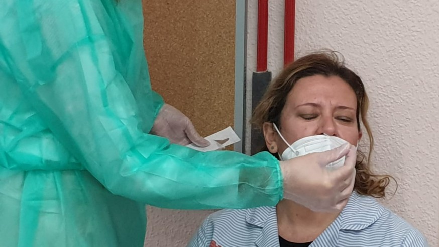 Realización de un test de antígenos.