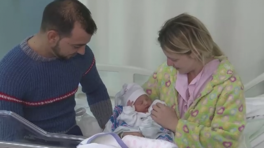 Los padres posan con la pequeña Carmen María