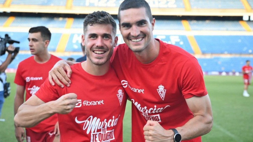 Iván Casado, a la derecha, celebra el ascenso con Julio Gracia.