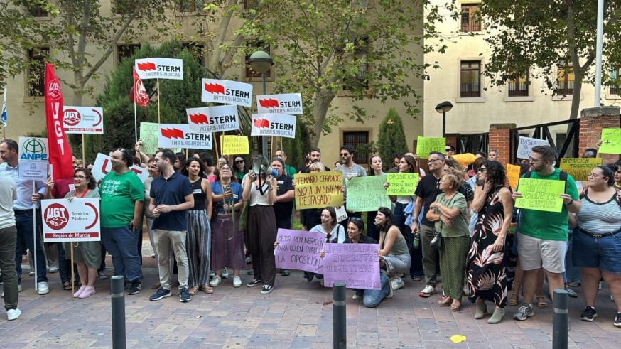 Interinos docentes se manifiestan pidiendo un proceso de oposiciones "justo"