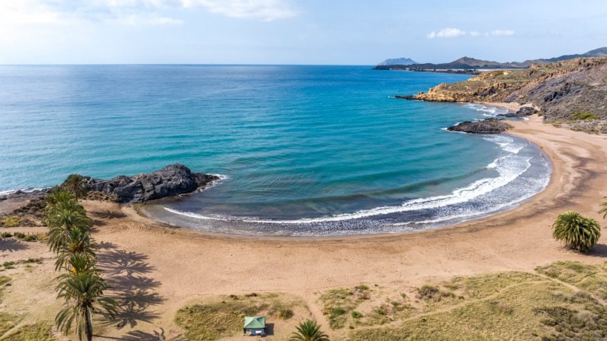 Muere un bañista de 25 años en la playa de Percheles