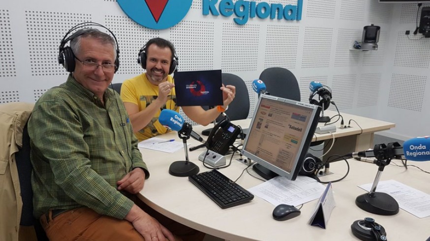 Mateo Rivas junto a Miguel Massotti en los estudios de Onda Regional 
