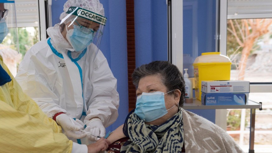 Josefa recibe la segunda dosis de la vacuna