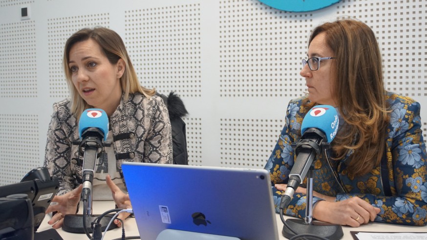 Eugenia Pérez Parra y Manuela Marín en los estudios de ORM