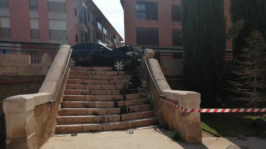 Coche empotrado en la escalinata