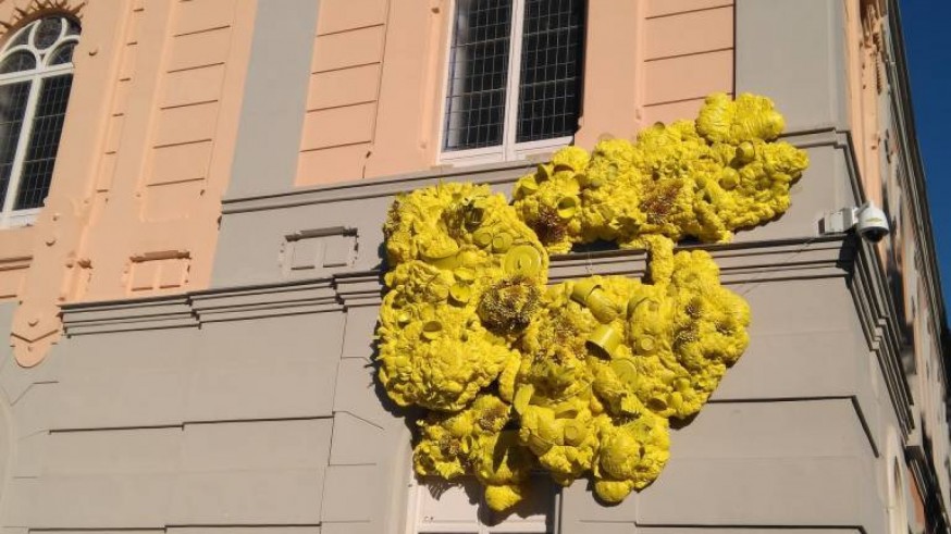 VIVA LA RADIO. En camisa de once varas. El humo amarillo "que sale" de la sede Murcia Gastronómica... levanta pasiones