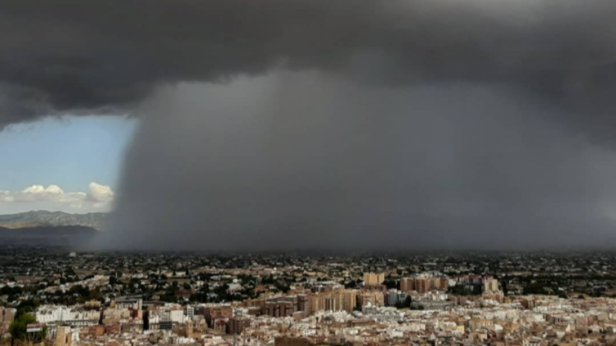Impresionante cortina de lluvia sobre Lorca
