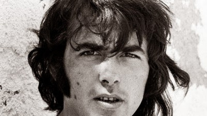 EL GUATEQUE. Con independencia de los caprichos del azar, Serrat sigue jugando en la playa.