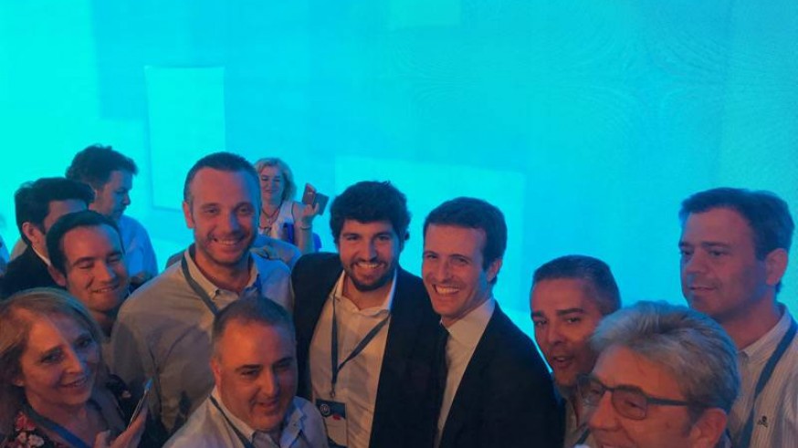 Segado, López Miras y otros miembros de la delegación murciana con a Pablo Casado