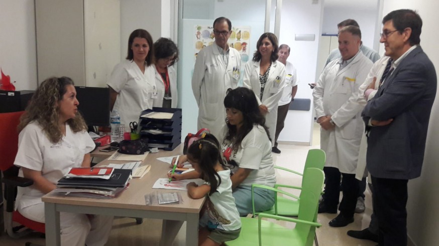 Equipo médico de La Arrixaca junto a una paciente y Manuel Villegas
