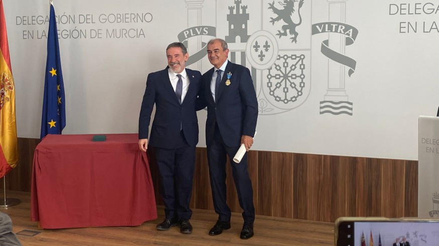 Juan Antonio Pedreño recibe la Cruz Oficial de la Orden del Mérito Civil