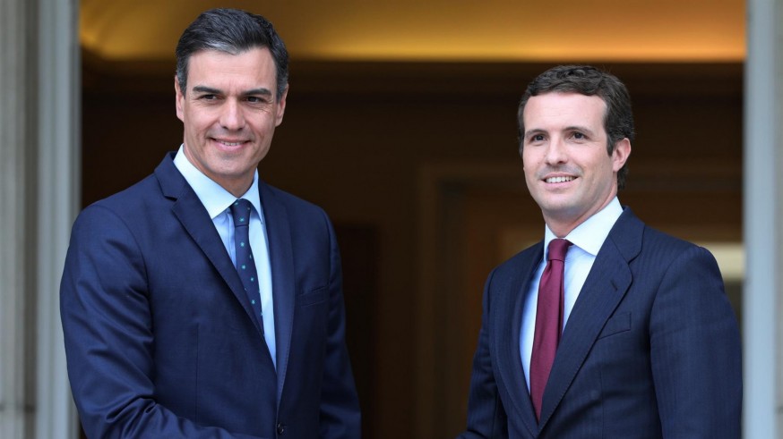 Pedro Sánchez junto a Casado en Moncloa