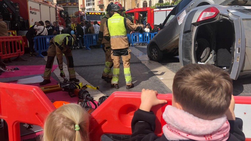 Bomberos de Murcia hacen un simulacro con la participación de la unidad canina