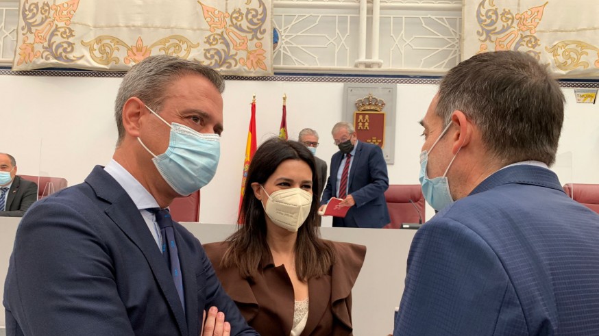Marcos Ortuño (i) junto a Miriam Guardiola y Juan José Liarte antes del inicio del pleno