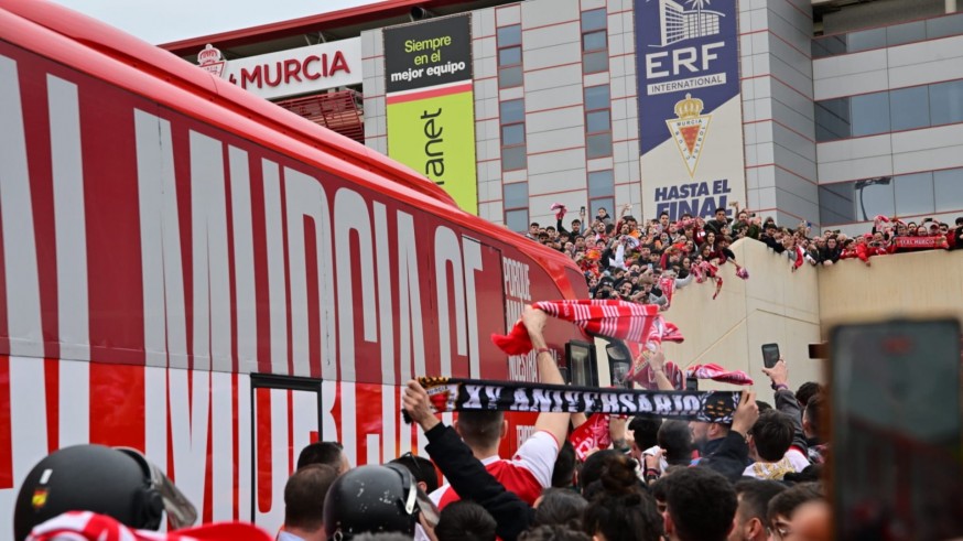 VÍDEO | Así recibió la afición el autobús del Real Murcia 
