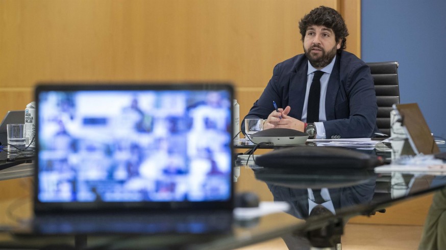 López Miras durante la videoconferencia con los alcaldes.