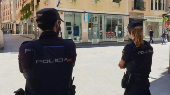 Dos agentes de la Policía Nacional vigilan las calles de Murcia. ORM