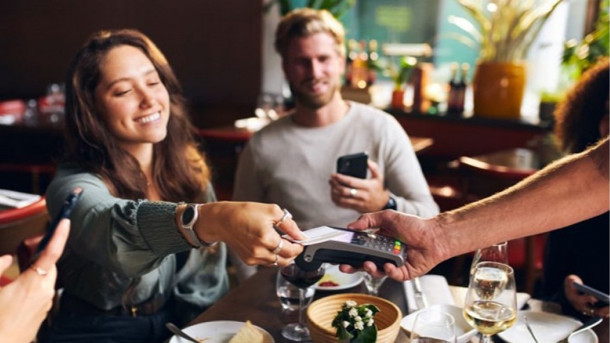 ¿Es legal que un restaurante cobre por reservar? Las claves sobre el derecho a la información del consumidor