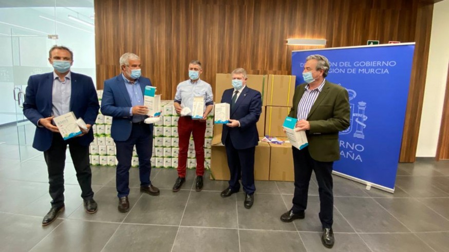 Entrega del material en la Delegación del Gobierno