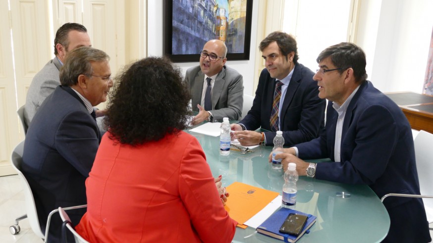 Reunión entre el consejero de Fomento con ayuntamiento, COEC, cámara de comercio y Puerto