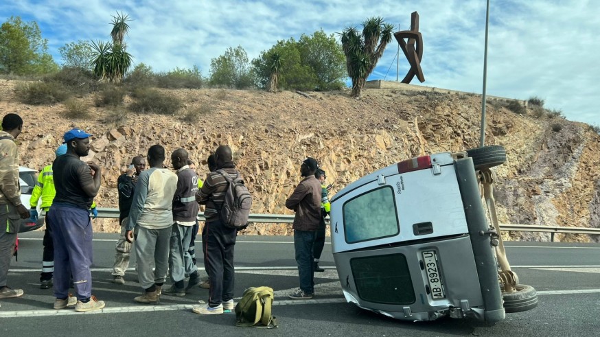 Vuelca una furgoneta en Murcia con 9 trabajadores africanos que salen ilesos 